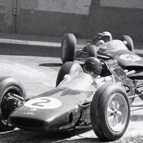 Dans les rues du GP de Pau, devant Son coéquipier Trevor Taylor Dans les rues du GP de Pau, devant Son coéquipier Trevor Taylor